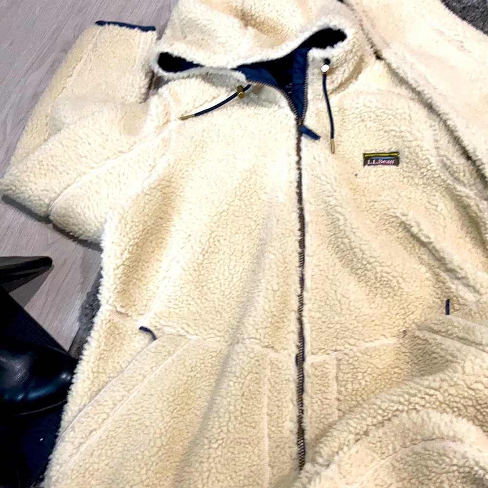 L.L. Bean women’s Sherpa Parka brand new. Size extra large
